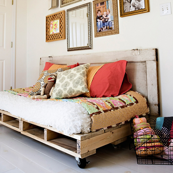 05-cozy-roll-away-daybed-pallet-furniture-ideas-homebnc.jpg